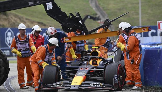 El coche de Sergio Pérez siendo retirado por los operarios del GP de Hungría