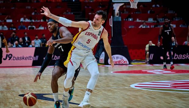 Rudy Fernández disputa un balón con un jugador de Bahamas en el Preolímpico de Valencia