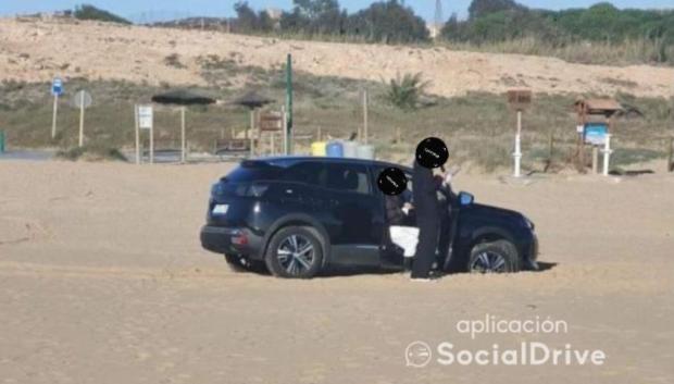 Coches atascados en la arena de playa, más habitual de lo que pensamos