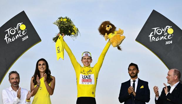 Tadej Pogacar celebra en el podio la victoria en la etapa y su tercer Tour de Francia