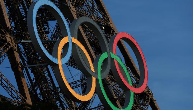 La Torre Eiffel, emblema de la ciudad de París, decorada con los anillos olímpicos