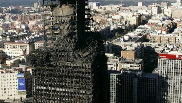 El edificio Windsor un día después del incendio