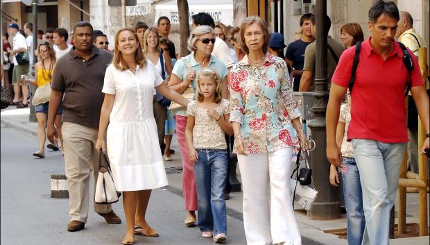 LA REINA DE ESPAÑA SOFIA DE GRECIA JUNTO A SU PRIMA TATIANA RATCHILD Y LA PRINCESA ALIA DE JORDANIA CON SUS HIJAS PASEANDO POR LAS CALLES DE MALLORCA
SLV / AC / ©KORPA
17/08/2007
MALLORCA *** Local Caption *** Queen Sofia strolled the city of Palma de Mallorca with her guests Alia of Jordan and her two daughters, and her cousin Tatiana Ratchild © KORPA