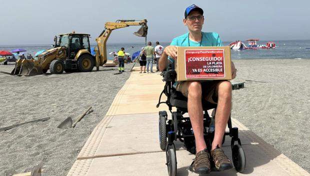 Marcelino consigue alargar la pasarela de Salobreña a la playa