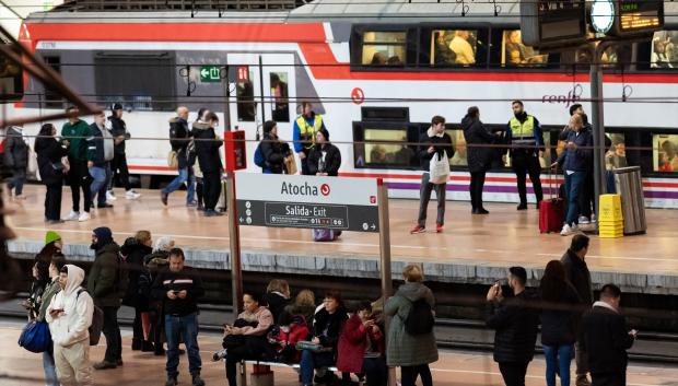 Varios pasajeros en la estación de Cercanías de Atocha