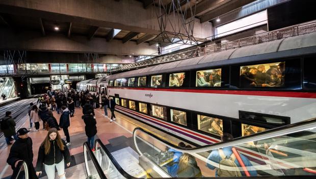 Varios pasajeros en la estación de Cercanías de Atocha