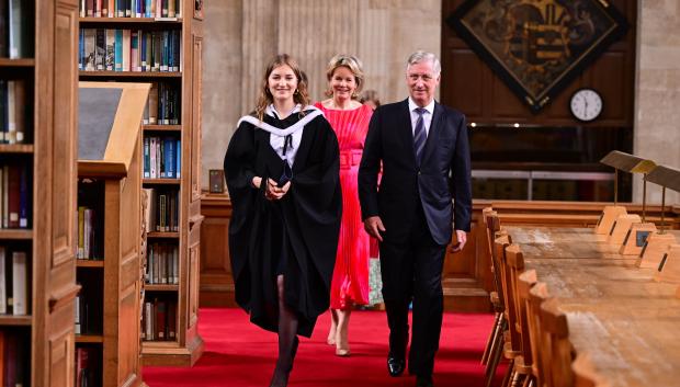 Isabel de Bélgica, junto a sus padres, los Reyes