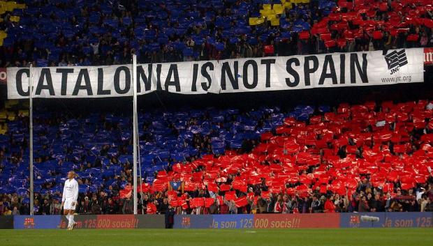 En el Camp Nou se mostró la pancarta de 'Catalonia is not Spain' en un partido contra el Real Madrid en 2004