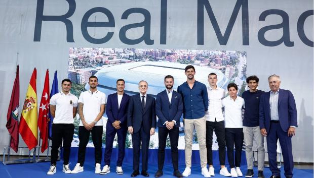 Nacho posa con sus excompañeros en su acto de despedida del Real Madrid