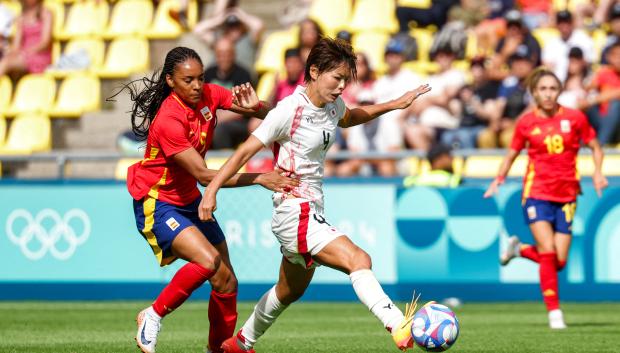 Salma Paralluelo pelea un balón con Saki Kumagai en el España vs Japón