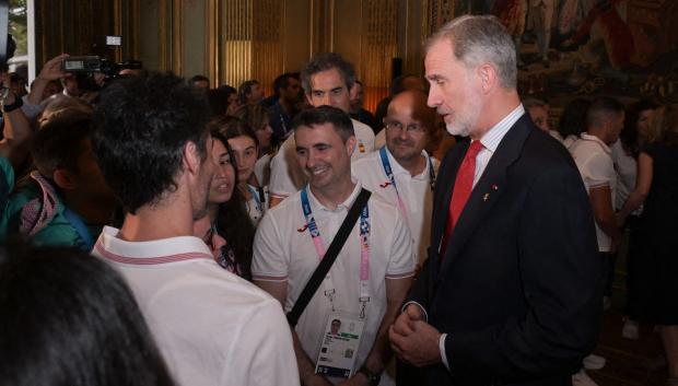 El Rey Felipe, con algunos miembros del equipo olímpico español en París