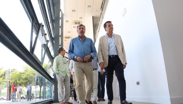 Miguel Angél Torrico y José María Bellido observan el resultado de las obras en el centro cívico