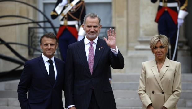 Felipe VI ha sido recibido por Emmanuel Macron y su esposa Brigitte