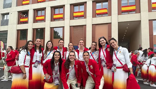 La selección española femenina de baloncesto en la Villa Olímpica minutos antes de subir a la embarcación