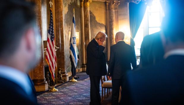 Trump muestra su herida de bala a Netanyahu durante su encuentro en Mar-a-Lago