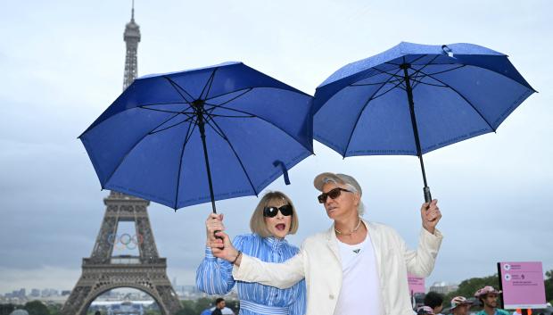 La editora en jefe de 'Vogue', Anna Wintour (izq.), y el director, escritor y productor australiano Baz Luhrmann