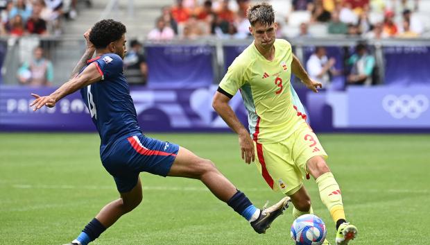 Juan Miranda conduce un balón en el partido ante la República Dominicana