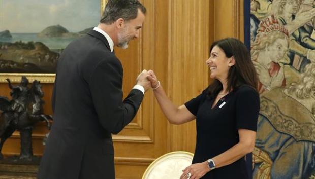 El rey Felipe VI saluda a la alcaldesa de París, Anne Hidalgo