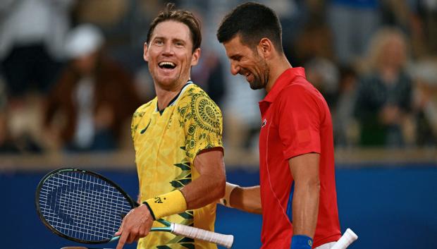 Novak Djokovic y Matthew Ebden tras acabar el partido de primera ronda