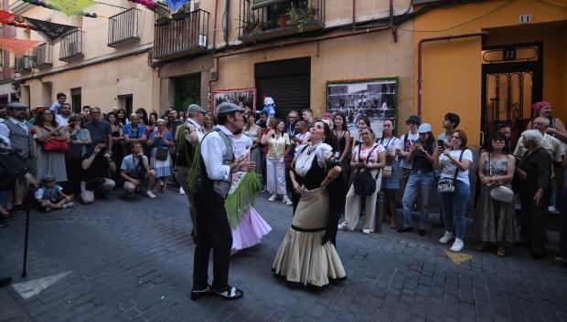 Varias personas bailan durante las Fiestas de San Cayetano 2023