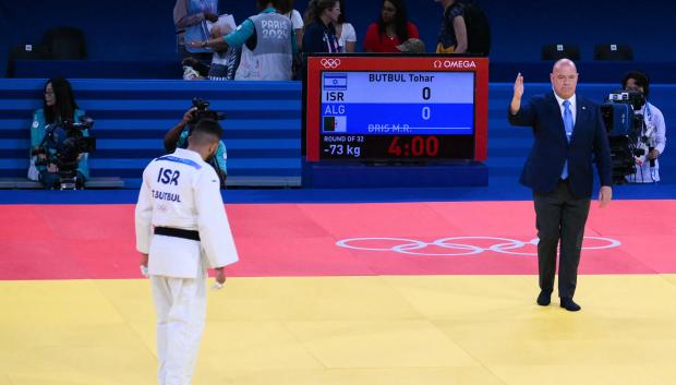 Tohar Butbul en el momento que le comunican que gana el combate por incomparecencia de su rival