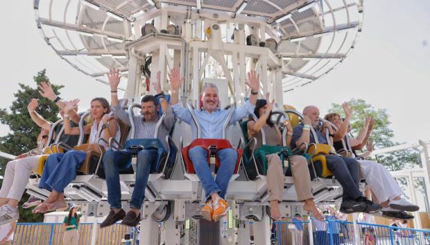 El alcalde de Barcelona, Jaume Collboni, y otros representantes municipales han participado junto con un grupo de 24 socios y socias del TibiClub en el estreno de la atracción estrella de la temporada en el Tibidabo