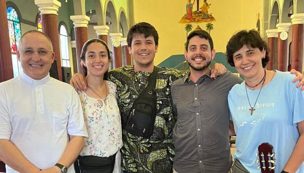 El padre Carlos, con cuatro de los misioneros en Costa de Marfil