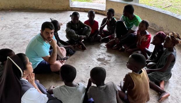 Uno de los misioneros rodeado de niños