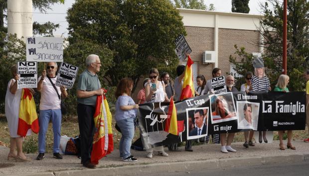 Varias personas se concentran frente a Moncloa con motivo de la declaración de Sánchez