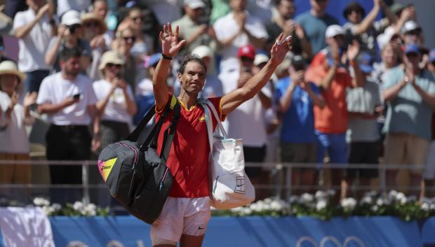 Rafa Nadal se despide del público tras caer ante el serbio Novak Djokovic