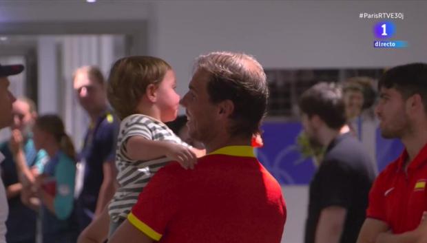 El tierno momento de Rafa Nadal con su hijo antes de jugar el dobles con Alcaraz