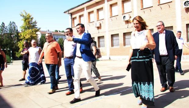 El alcalde junto a la edil Eva Contador y representantes vecinales y de la UNED, en las instalaciones del colegio Lucano