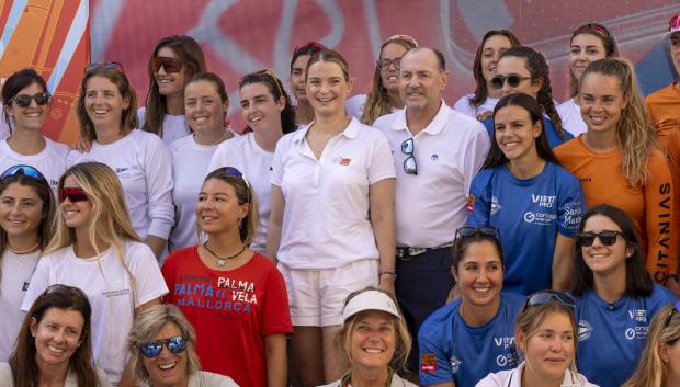 La presidenta del Gobierno balear, Marga Prohens, con las tripulaciones de mujeres de la Copa del Rey Mapfre