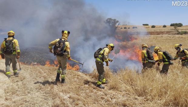 Bomberos en el incendio de Loeches