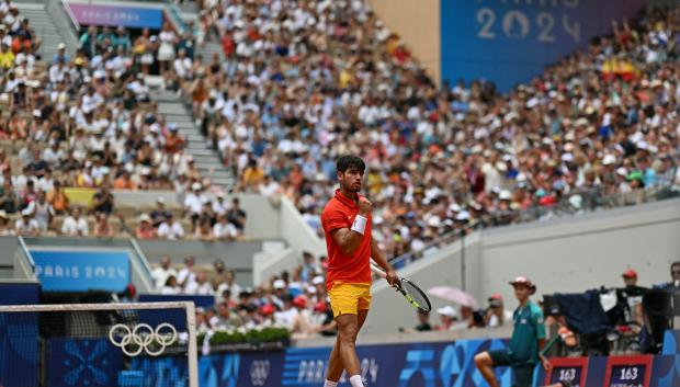 Carlos Alcaraz celebra un punto en la Suzanne-Lenglen