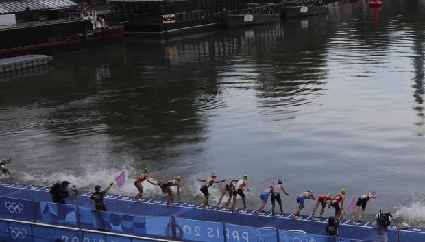 PARÍS, 31/07/2024.- Las triatletas se lanzan al río Sena para disputar la primera etapa de la prueba de triatlón femenino