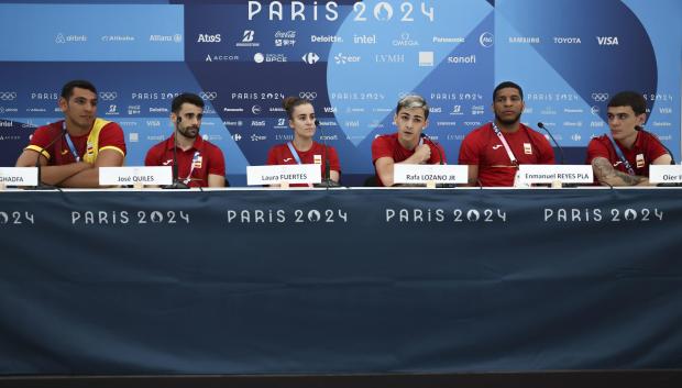 Los integrantes del equipo olímpico español de boxeo Ayoub Ghadfa, José Quiles, Laura Fuertes, Rafa Lozano Jr., Enmanuel Reyes Pla y Olier Ibarretxe durante la rueda de prensa convocada por el equipo de cara a su participación en los Juegos Olímpicos de París 2024, este miércoles, en la capital francesa. EFE/Sashenka Gutiérrez