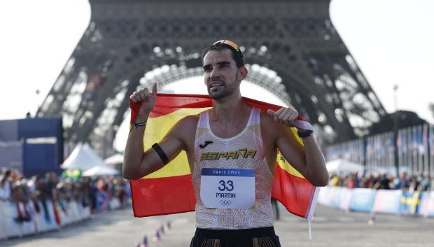 El atleta español Álvaro Martín celebra su medalla de bronce al finalizar la prueba de los 20km marcha masculinos de los Juegos Olímpicos de París 2024, este jueves, en la capital francesa.