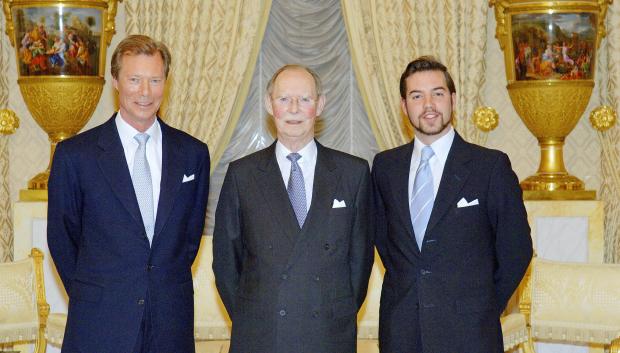 EL GRAN DUQUE JEAN DE LUXEMBURGO DURANTE SU 85 CUMPLEA¿OS EN LUXEMBURGO
EN LA IMAGEN EL GRAN DUQUE JEAN DE LUXEMBURGO POSANDO JUNTO A SU HIJO EL GRAN DUQUE ENRIQUE Y SU NIETO EL PRINCIPE GUILLERMO
Carlo Hommel / Abaca 90876 / © KORPA
28/01/2006
LUXEMBURGO
 *** Local Caption *** Grand-Duke Jean(c) with his grand-son Prince Guillaume (r) and his son Grand-Duke Henri during the 85th birthday celebration of Grand Duke Jean of Luxemburg held at the palace in Luxemburg city on January 29, 2006. Photo by Carlo Hommel/ABACAPRESS.COM 90876