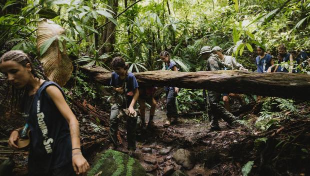 Más de cien jóvenes acompañaron al autor en la selva