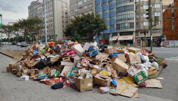 Residuos acumulados en la avenida del Ejército de La Coruña