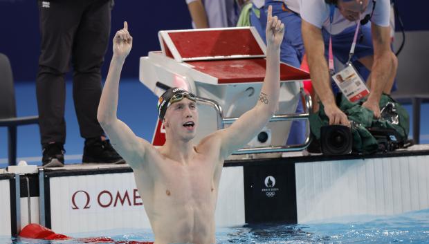 El nadador irlandés Daniel Wiffen celebra al ganar la final de 800m Estilo libre Masculino de los Juegos Olímpicos de París 2024 este martes en Nanterre. EFE/ Lavandeira Jr.