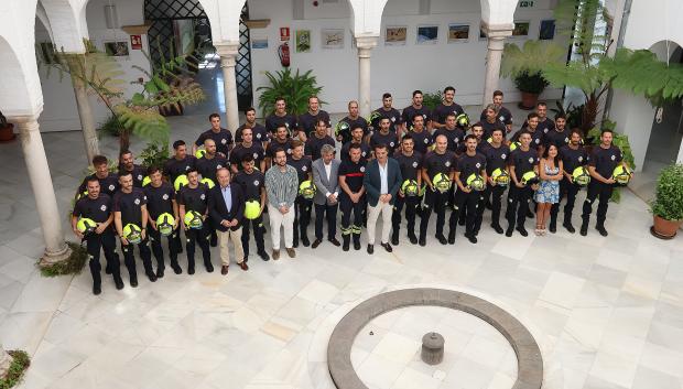 Foto de familia de los nuevos bomberos con las autoridades