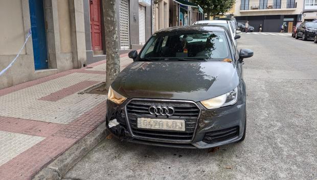 Un coche que sufrió daños este viernes tras el incendio de un contenedor en Ramón del Cueto, en La Coruña