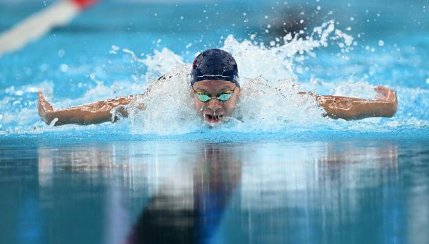 Léon Marchand en acción en los 200m libres de los Juegos Olímpicos de París