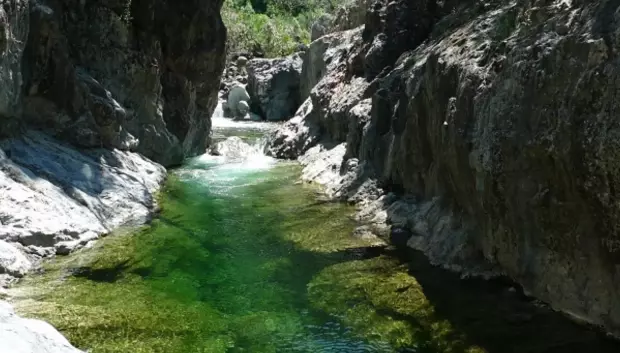 La cascada le da un aire más abrupto al Charco del Canalón