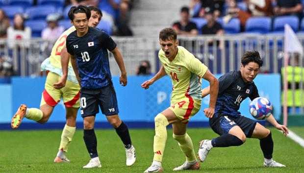 Aimar Oroz pelea un balón contra un futbolista de Japón