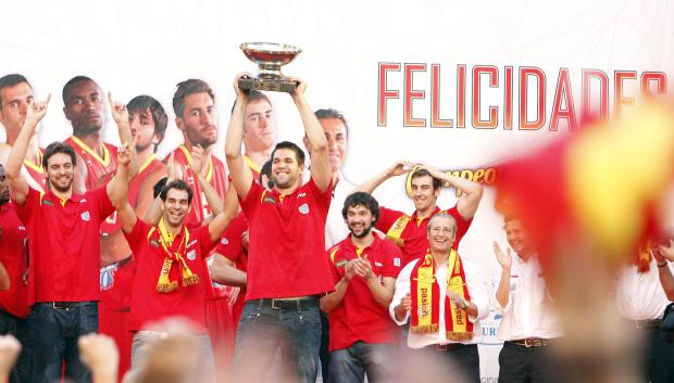 La selección española de baloncesto celebra el Eurobasket de 2011