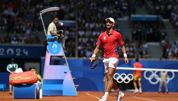 Novak Djokovic respira aliviado después de poner el 5-4 en el marcador