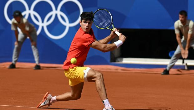 Carlos Alcaraz hace un revés cortado en la final ante Djokovic